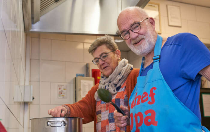 Dorps-DIS Nanda en Frits in de keuken