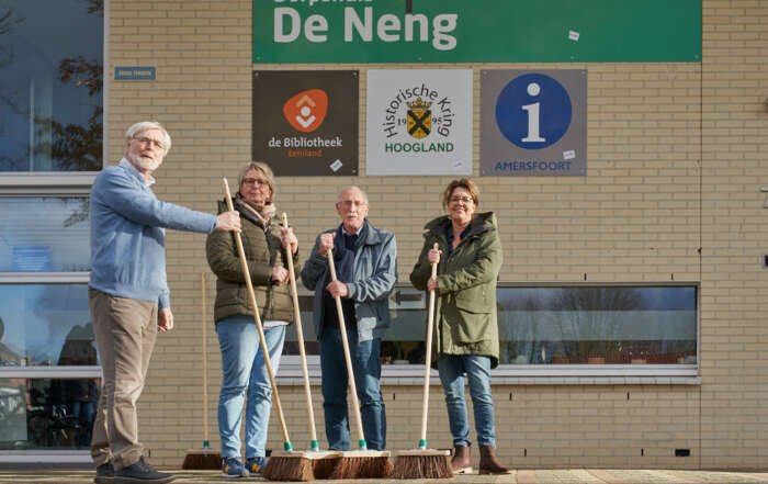Hooglandse bezem uitgereikt met op de foto Jan, Ada, Hans en Manon