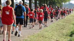 Deelnemers aan Avondvierdaagse Hoogland op smalle weg