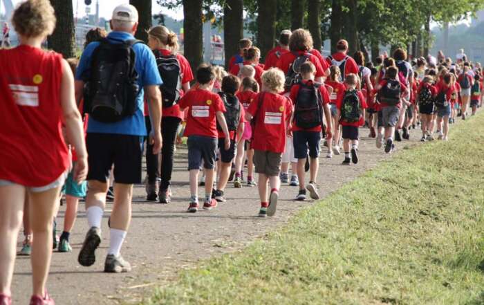 Deelnemers aan Avondvierdaagse Hoogland op smalle weg