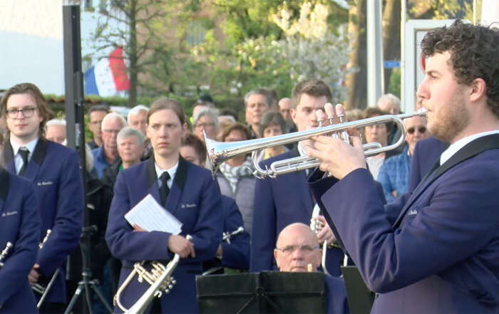 Taptoeblazer bij dodenherdenking in Hoogland