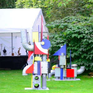 Moderne kunst (beelden) bij kraampje op groot grasveld