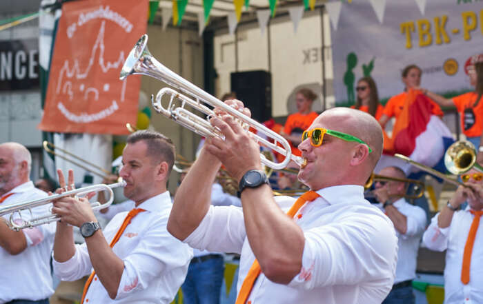 Hoogland Dweilland. Blaasorkest. Mannen met trompetten