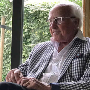 Portret van oudere man vooreen raam