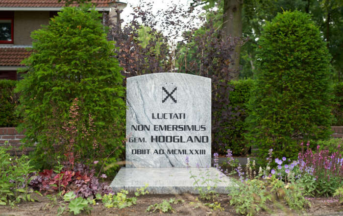 Grafsteen met daarop de herdenking van de annexatie van Hoogland door Amersfoort