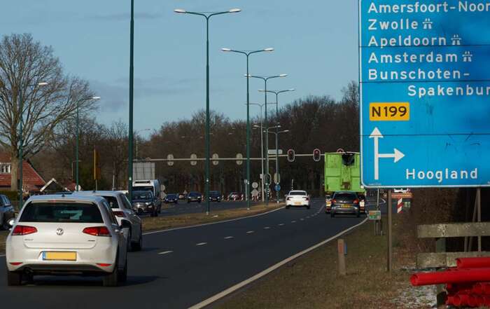 Bunschoterstraat in Hoogland met inhalende auto's