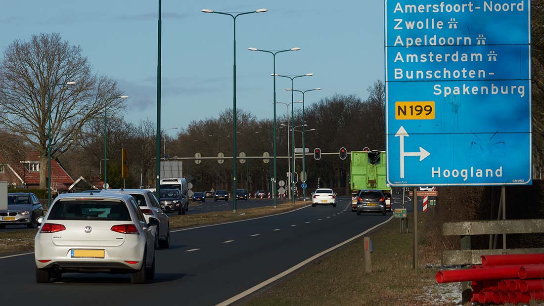 Bunschoterstraat in Hoogland met inhalende auto's