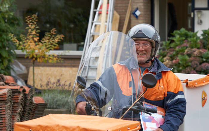 Postbode op bakfiets van PostNL
