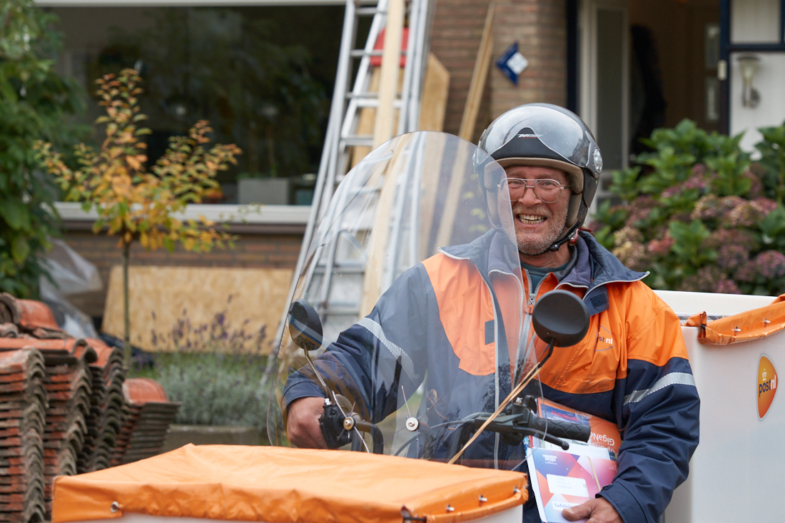 Postbode op bakfiets van PostNL