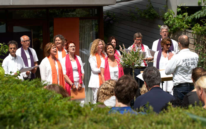 Gluren bij de buren