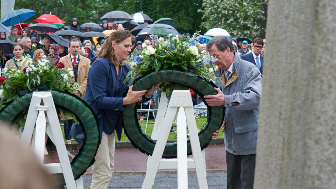 Dodenherdenking Hoogland Eline Rijnja en Kor van den Hoek namens VDH