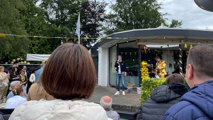John van Lottum houdt speech