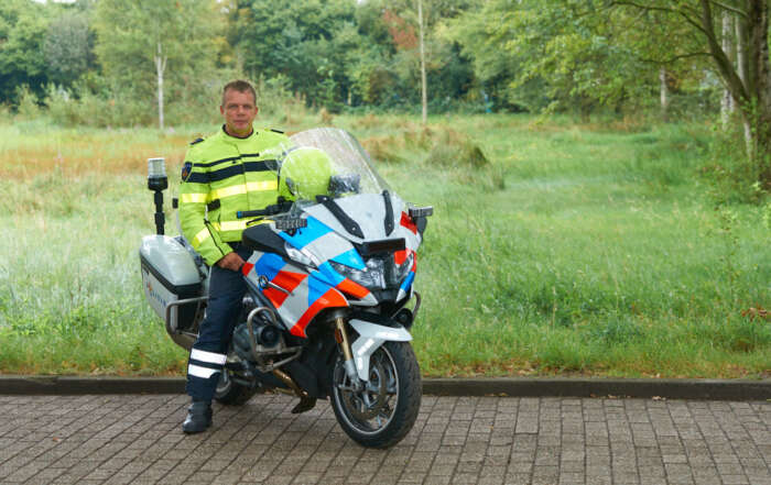 Dorpsagent Erik-Jan van Lutterveld met motor