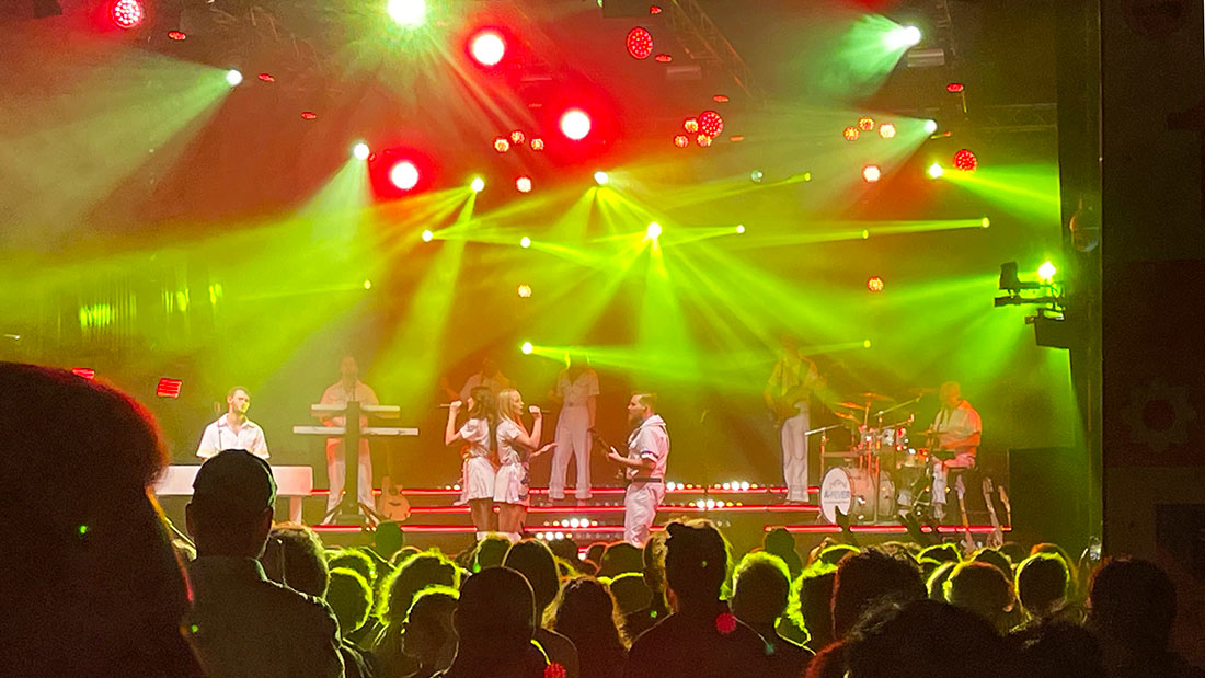 Abba tributeband A*Fever tijdens Dorpsfeest Hoogland 2024
