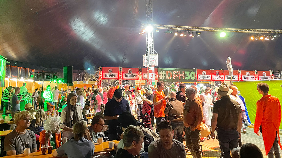 Dorpsfeest Hoogland feesttent tijdens Zomercarnaval