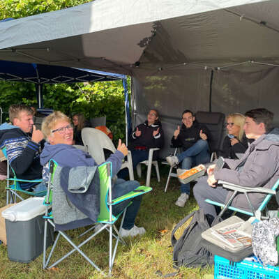 Opbouw feesttent voorbereiding Dorpsfeest 2024 - Mensen die wachten op kaartverkoop