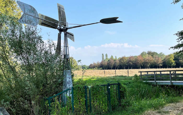 Afbeelding van een windmolen in Park Schothorst. De grenzen van het park worden beschreven.
