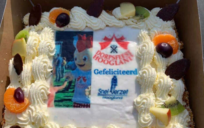 Snel Verzet Hoogland taart met felicitatie aan Dorpsfeest