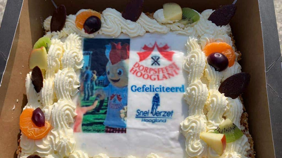 Snel Verzet Hoogland taart met felicitatie aan Dorpsfeest