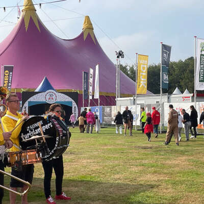 Turfstampers tijdens Zomercarnaval Dorpsfeest Hoogland