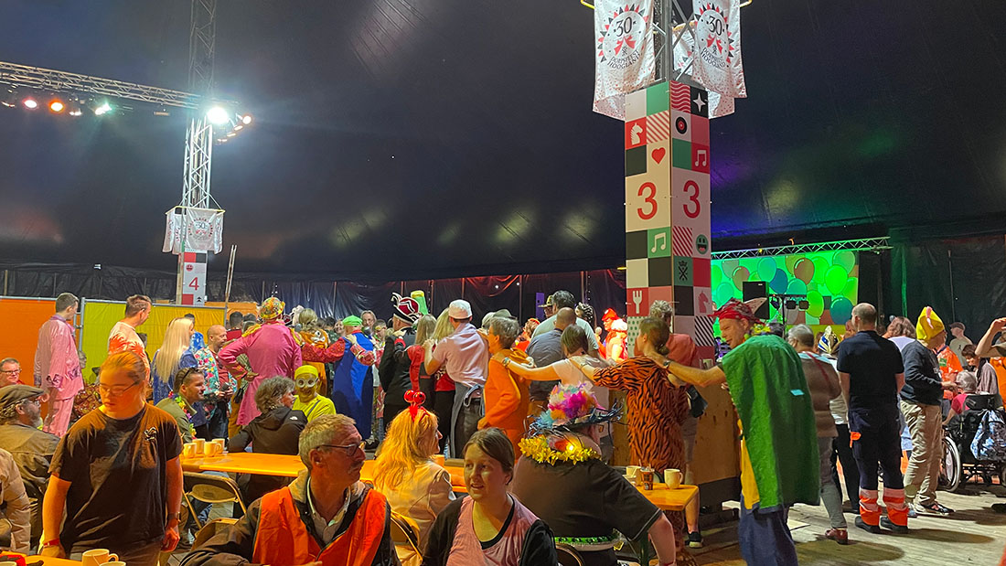 Hossende feestgangers tijdens Zomercarnaval Dorpsfeest Hoogland
