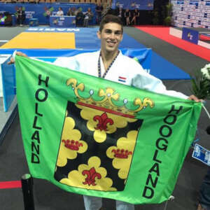 Jesper Smink in 2017 met vlag van Hoogland 2017