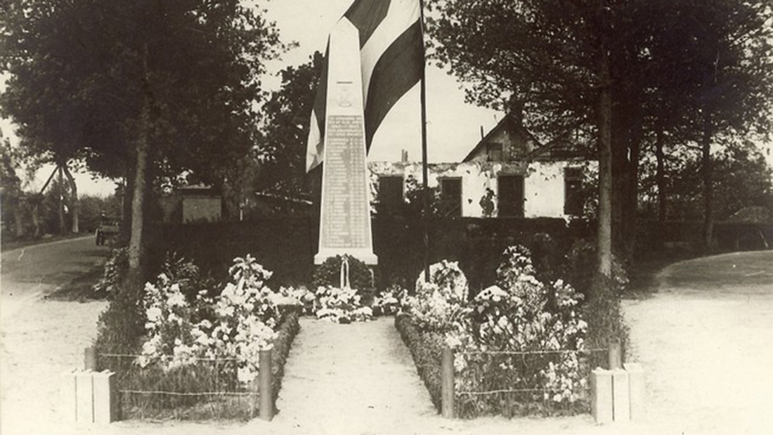 Gedenknaald in 1946 foto Historische Kring Hoogland