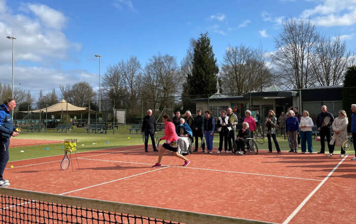 DinsdagMiddagTennis wethouder Paffen aan slag