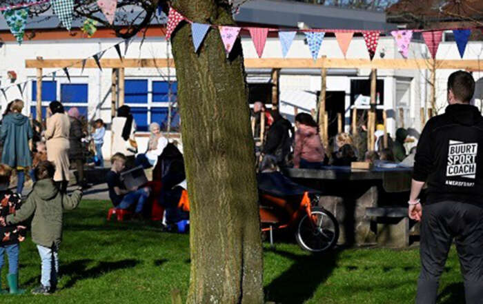 Subsidie voor wijkactiviteiten in Hoogland. Beeld van een feest met vlaggetjes