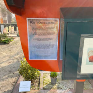 Post voor de hemel op Begraafplaats Langenoord sqr