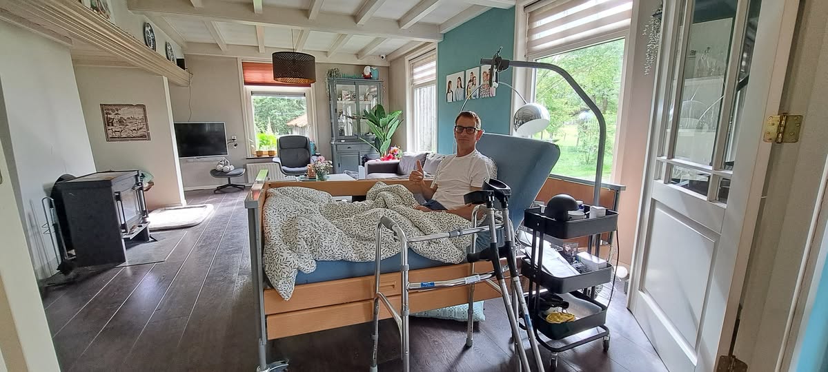 Boer Wim met beenbreuk in bed