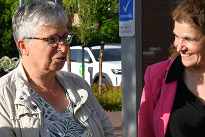 Angeliek Noortman (links) samen met dorpswethouder Micheline Paffen-Zeenni