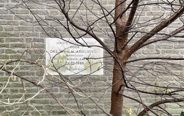 Eerste steenlegging, gedaan door wethouder Fons Asselbergs 1988