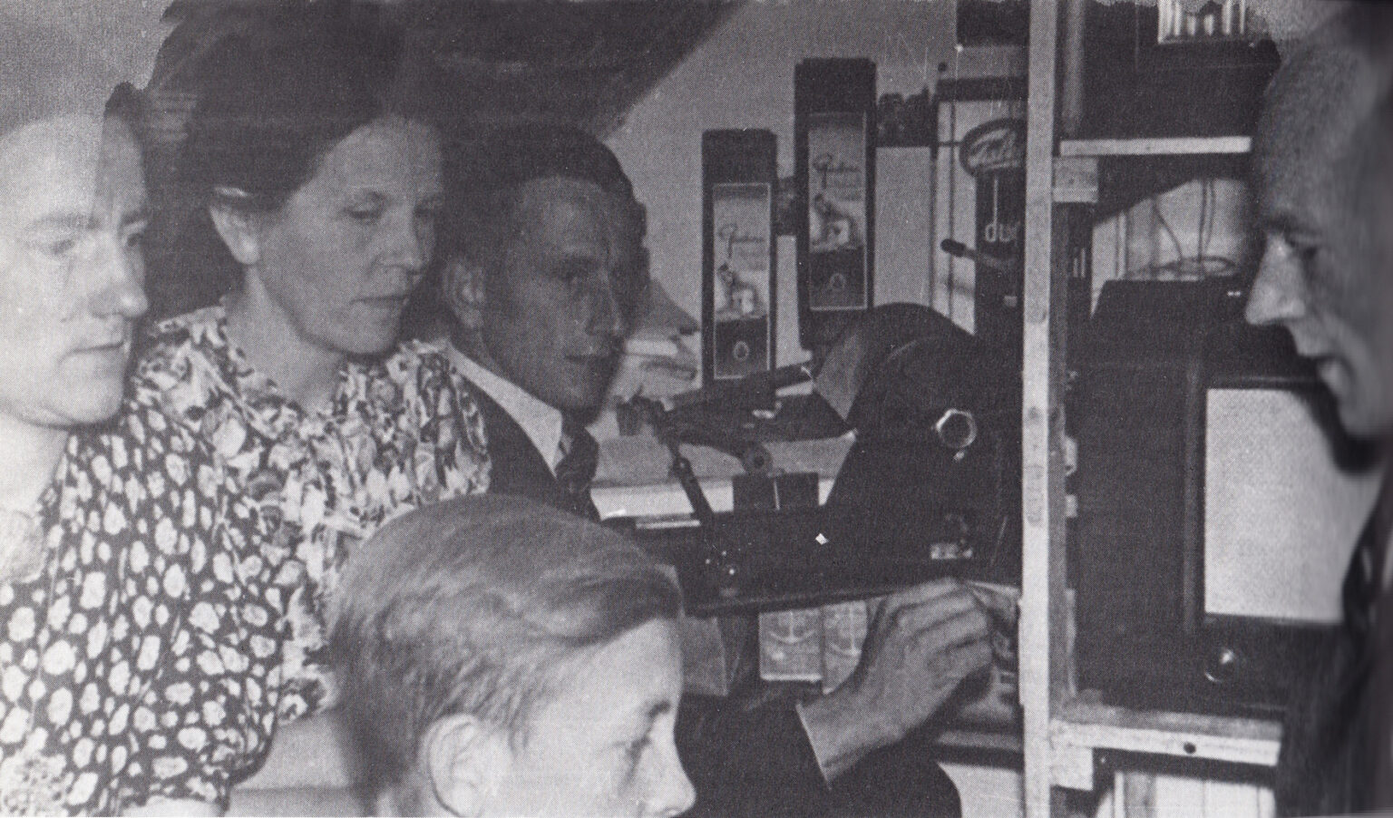 7. Verzet - De families Jongh en Zetler werken aan de verzetskrant (uit Bloemhof, Amersfoort ’40-’45).