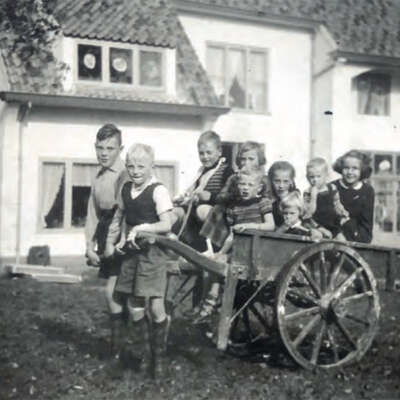 Foto genomen tijdens de verbouwing van het huis Hamseweg 68. Rob Verbeek trekt de kar met grote broer Ton, 1951. (collectie fam. Verbeek)
