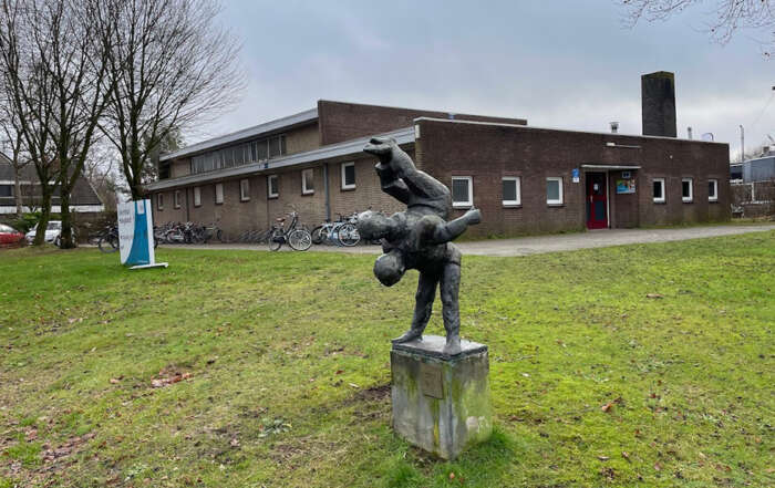 Foto van beeld met sportende kinderen bij artikel over subsidie voor sportevenementen