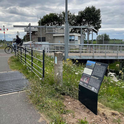 Inforatiebord bij fietsbrug over de Eem