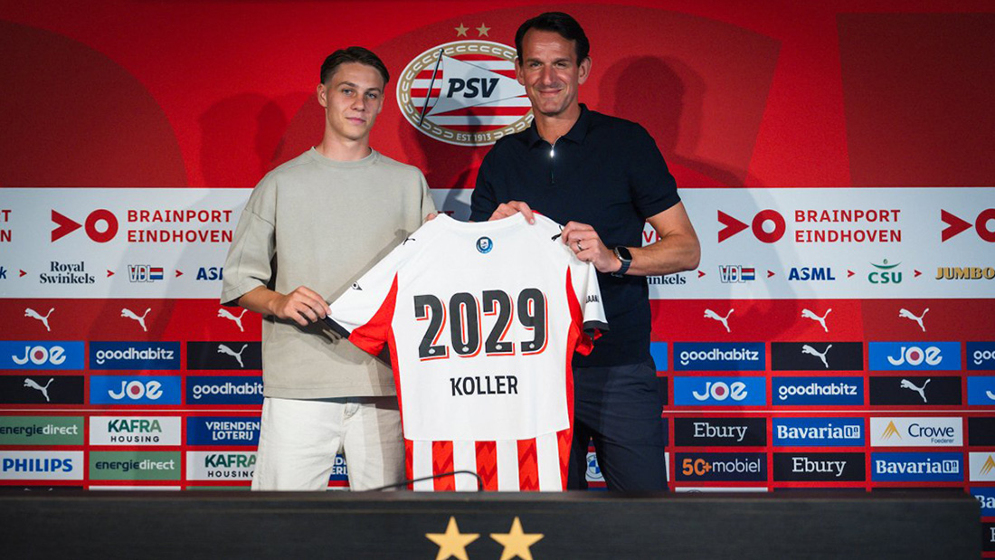 Jim Koller bij PSV met een shirt waarop 2029 staat