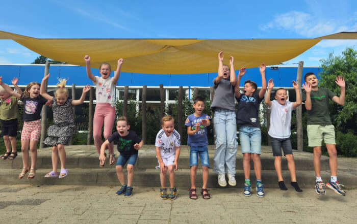Kinderopvang Dribbel met juichende kinderen