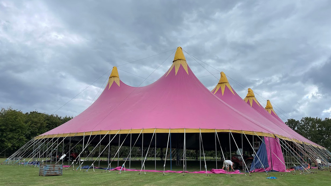 Dorpsfeest Hoogland 2025 tent in opbouw