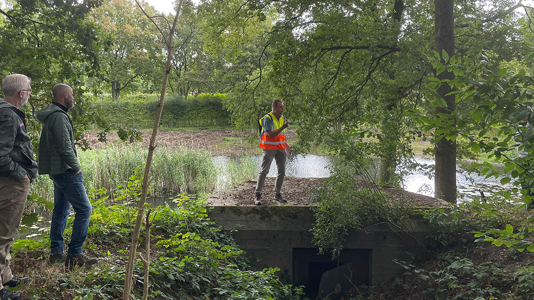 Gids Bert Rietberg geeft op een kazemat uitleg over de Grebbelinie_