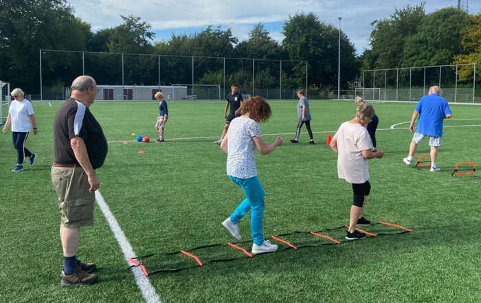 Vitality Club Hoogland. Training op een veld.