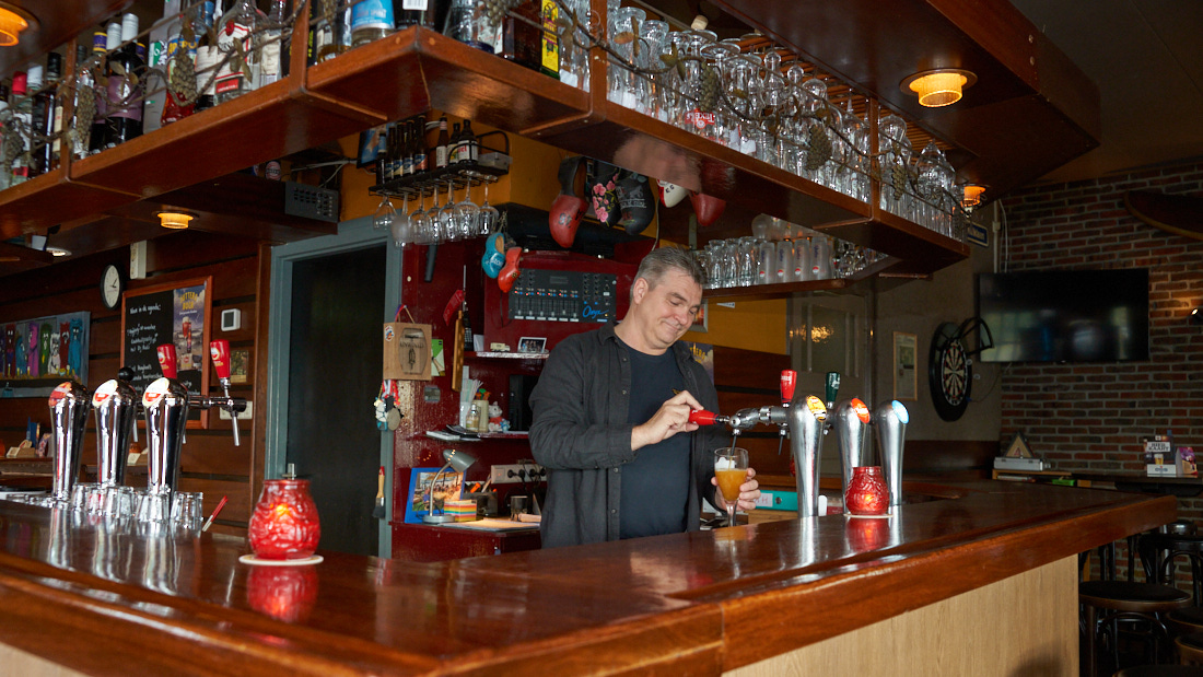 Edo Buijnink achter de bar