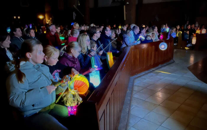 Media Sint Maarten lampionnen in het donker
