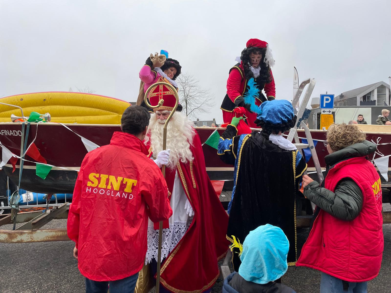Sint komt aan op Kraailandhof Sinterklaas komt aan op Kraailandhof