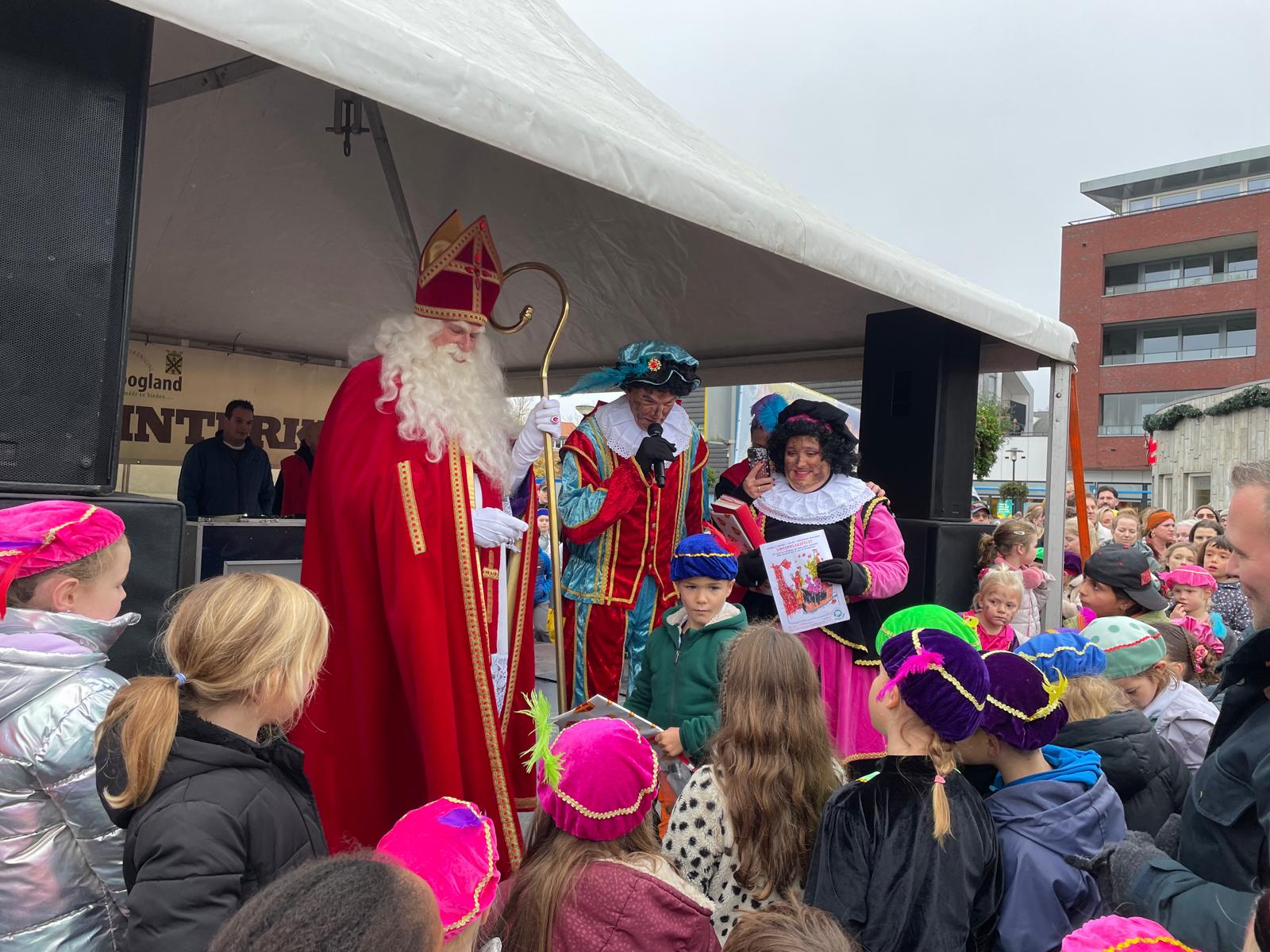 Prijsuitreiking door Sinterklaas Prijsuitreiking door Sinterklaas