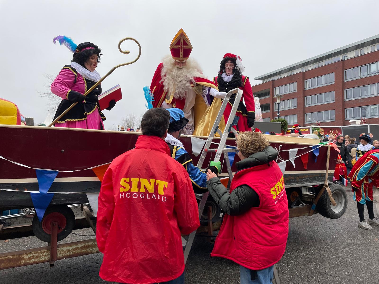 Sinterklaas klimt van de boot Sinterklaas klimt van de boot