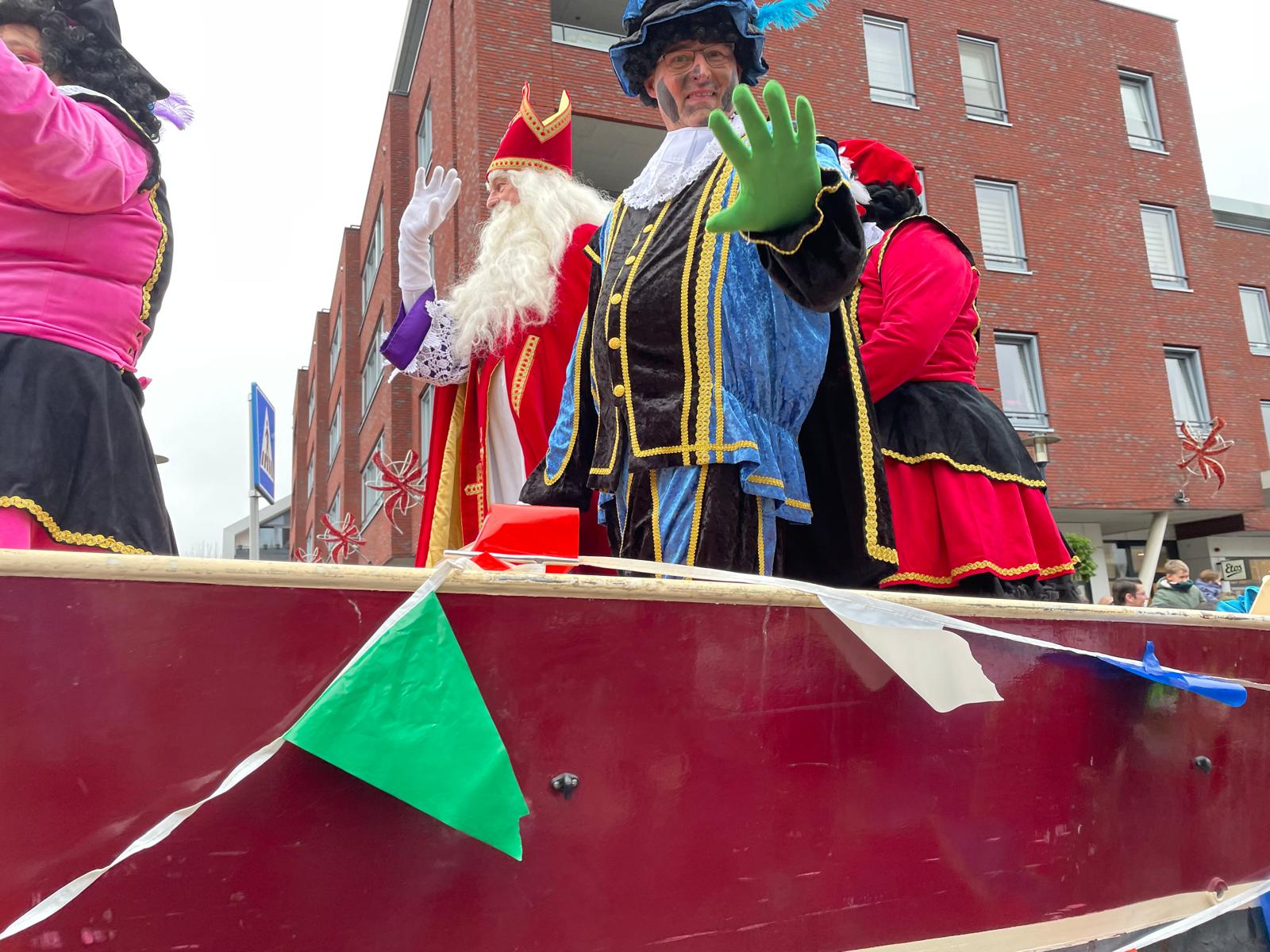 Sint en een paar Pieten op de boot