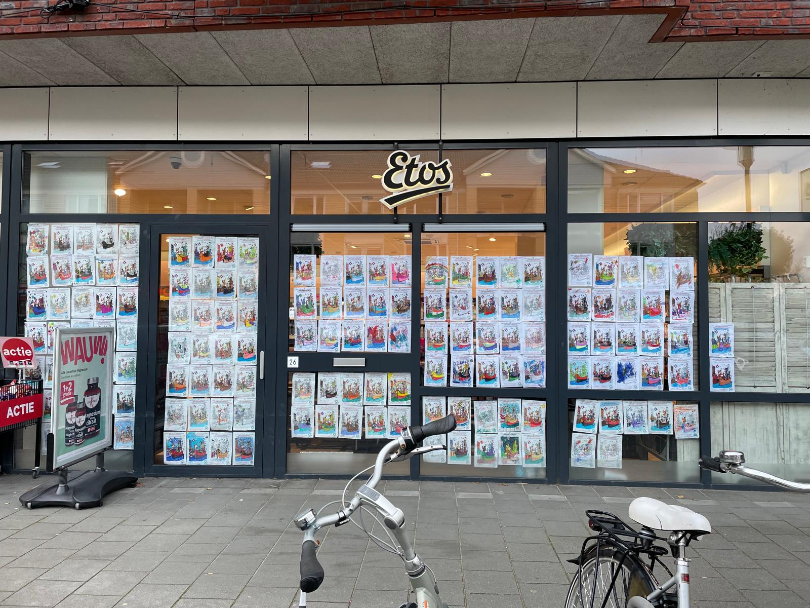 De kleurplaten hangen bij de Etos