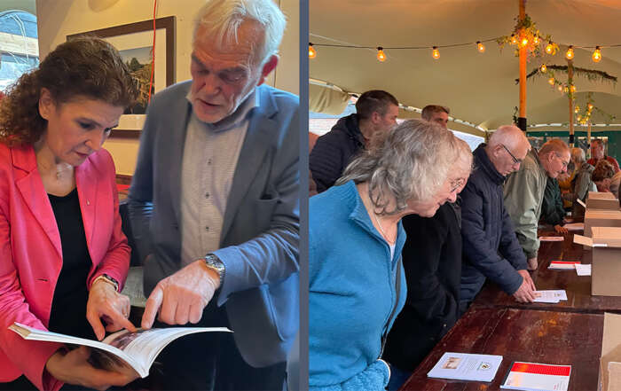 Wethouder Paffen en schrijver Ruud Hopster Boek De steegjes van Bieshaar